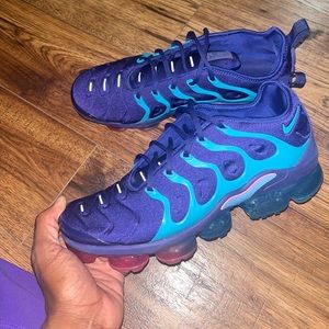 Worn ONCE Nike vapor maxes! Great quality and very nice shoes.